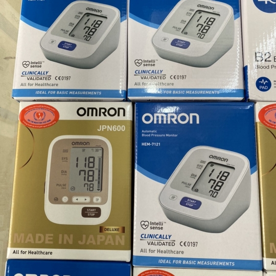 Máy đo huyết áp bắp tay Omron JPN600 chính hãng